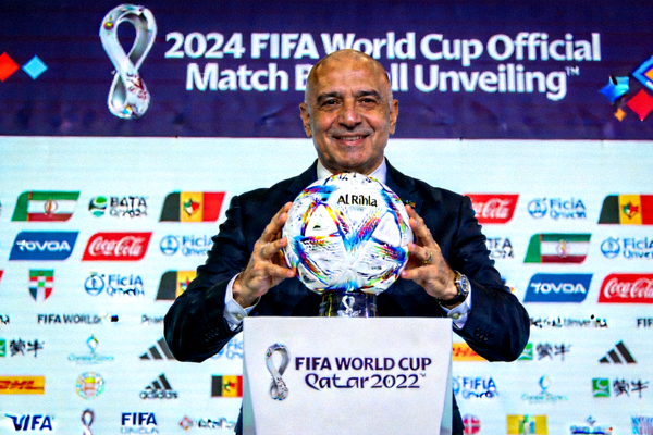 国际足联官员在新闻发布会上展示本届世界杯官方用球