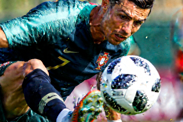 葡萄牙足球队巨星C罗在训练中认真射门的特写镜头