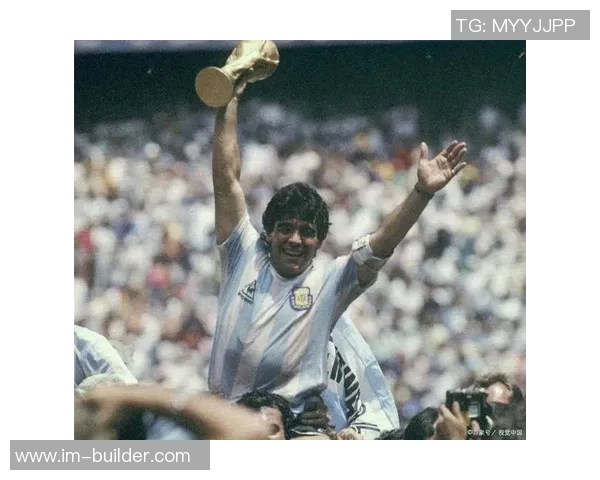 马拉多纳传奇时刻与球迷同庆 合照记录足球巨星永恒魅力